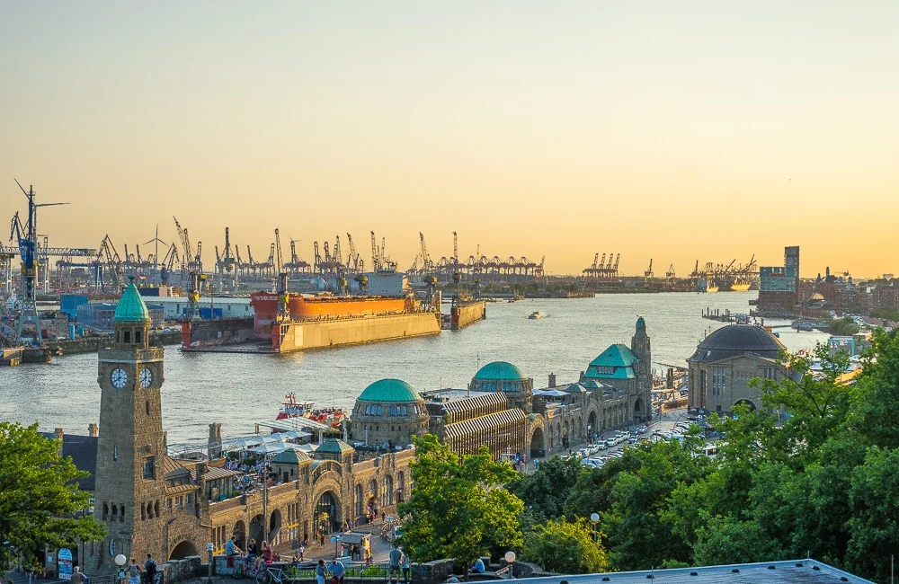 Landungsbruecken Hamburg bei Sonnenuntergang