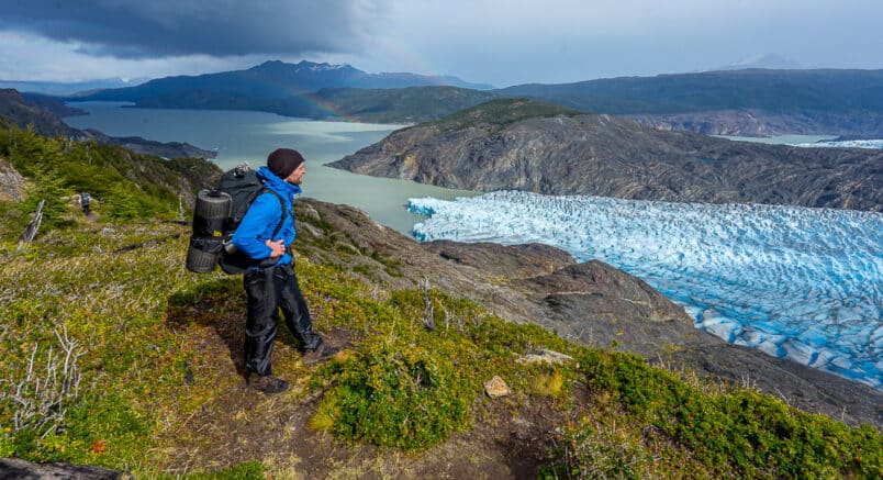 Steve schaut auf den Grey Gletscher im Torres del Paine Nationalpark