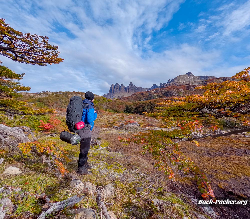 steve schaut auf die gipfel der dientes de navarino