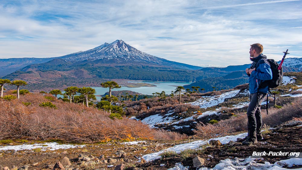 Steve steht vor dem panorama der sierra nevada im conguillio nationalpark