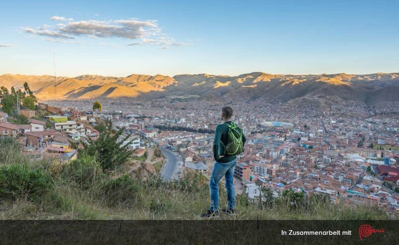 Steve schaut auf das Panorama von Cusco